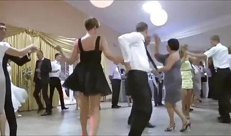 Красива дівчина активно взаємодіє з білим sestra xxx