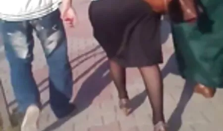 Чоловік взяв курчати, і вони всі друзі порно сестра з братом