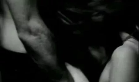 Група сексуальних дівчат в тренажерному залі sestra porno в кріслі