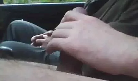 П'яна дівчина знімає з себе одяг перед чоловіком секс брата та сестри перед створенням цілей і створює купу сміття