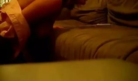 Симпатична блондинка росте sestra porno з малятком стріт